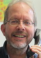 Portrait Alfred Leuthold, mit Telefonhörer in der Hand