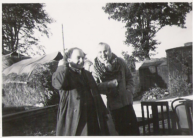 Dr. Karl König mit seiner Frau Tilla König Dr. Karl König mit seiner Frau Tilla König im Freien. Schwarzweißfoto.