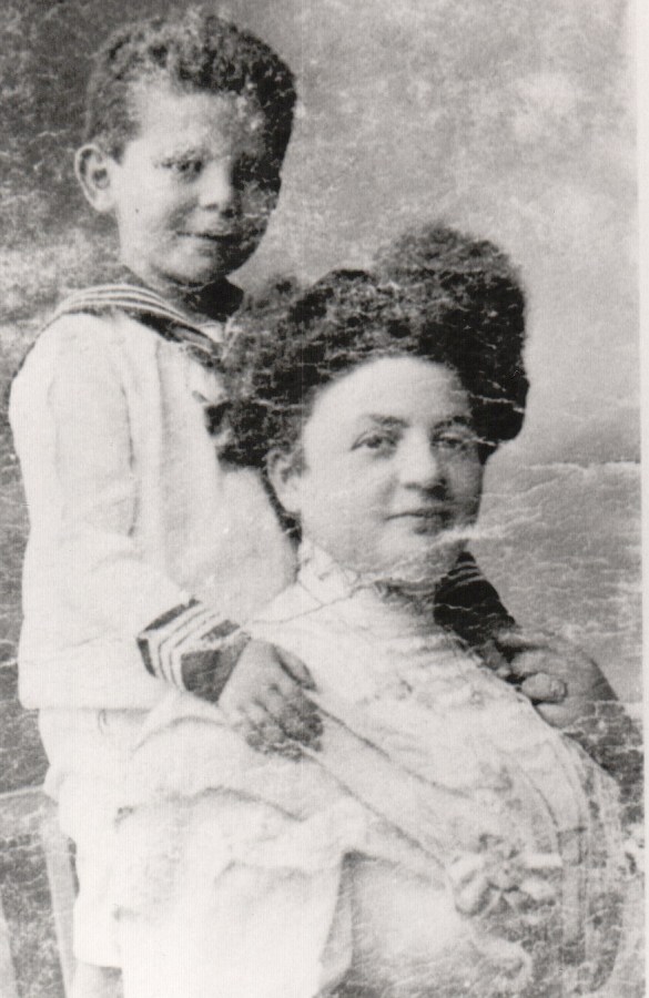 Karl König 1906 als kleiner Junge im Matrosenanzug steht hinter seiner Mutter, die scheinbar vor ihm sitzt.